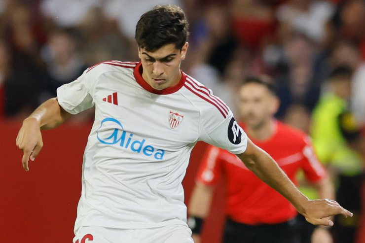 Juanlu Sánchez in azione con la maglia del Siviglia