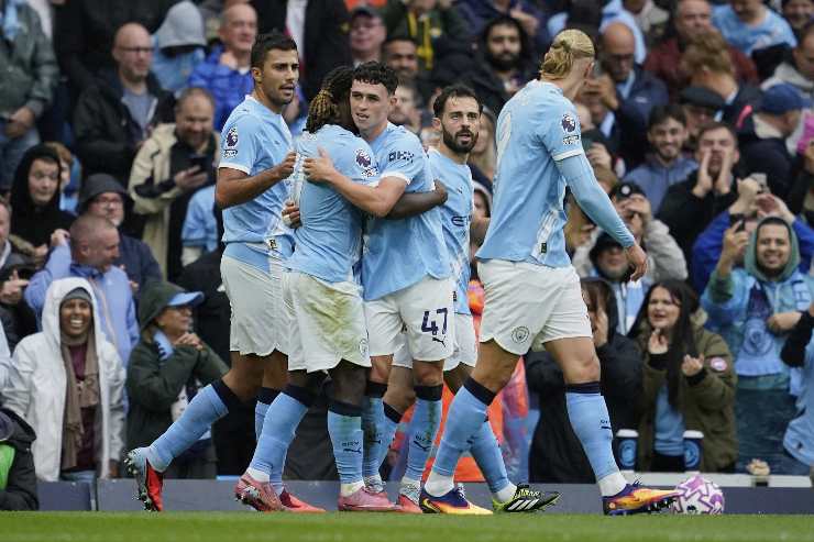 I giocatori del Manchester City si abbracciano
