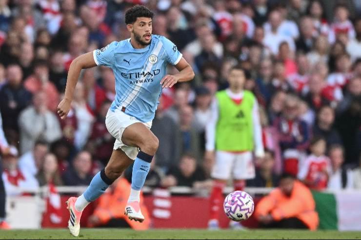 Matheus Nunes in azione con il Manchester City