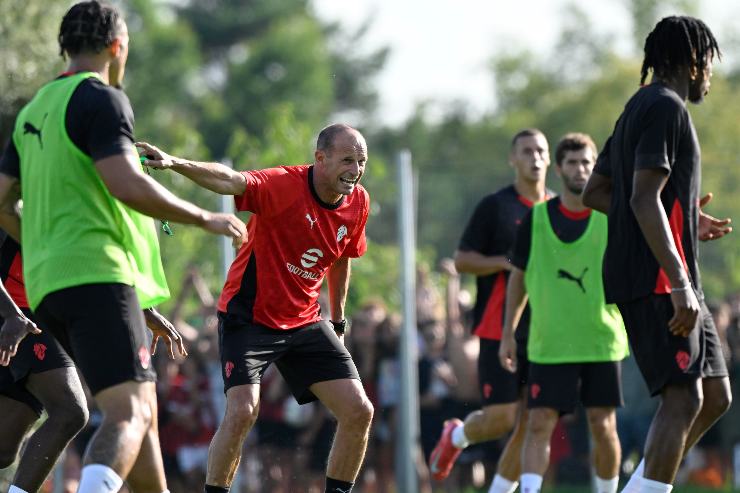 Allegri dà indicazioni in allenamento