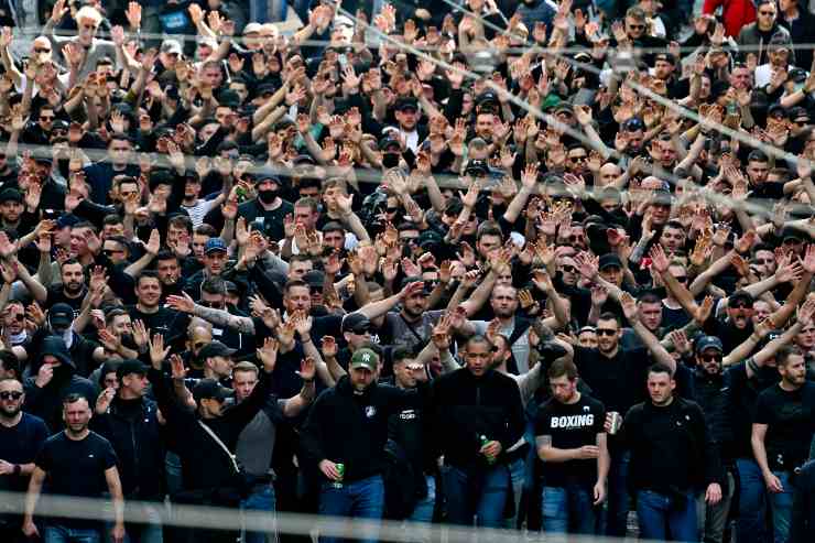 Caos dei tifosi dell'Eintracht Francoforte a Napoli