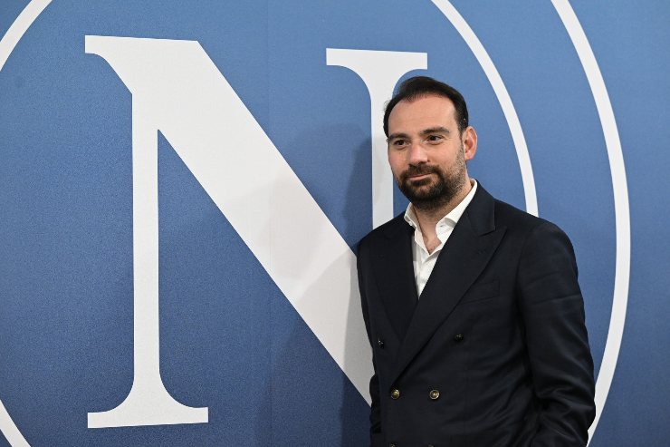 Manna in posa davanti al logo del Napoli