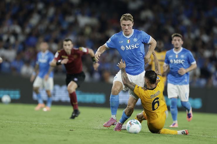 Una fase di gioco della partita tra Napoli e Pisa