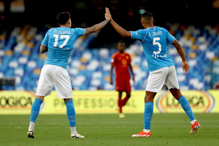 Juan Jesus batte cinque a Olivera