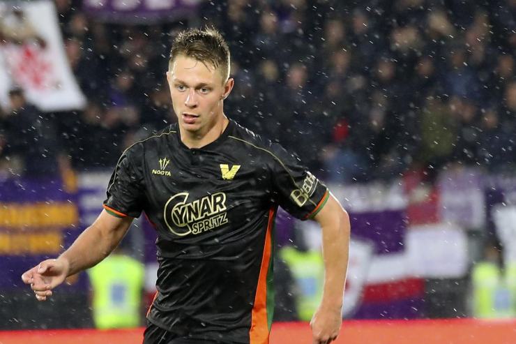 Nicolussi Caviglia osserva il pallone concentrato