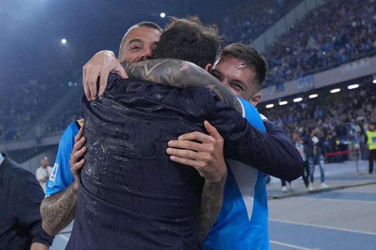 Politano e Spinazzola si abbracciano