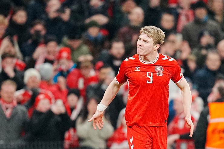 Højlund in azione con la Danimarca