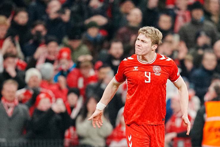 Højlund esulta dopo un gol con la Danimarca