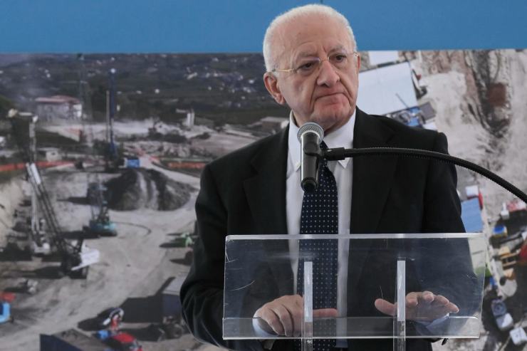 De Luca in conferenza stampa