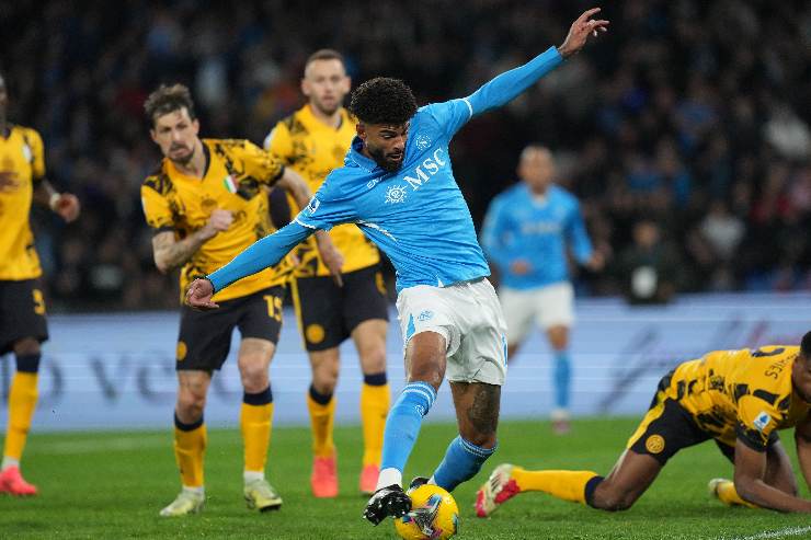 Il gol di Billing, decisivo nella lotta fra Napoli e Inter