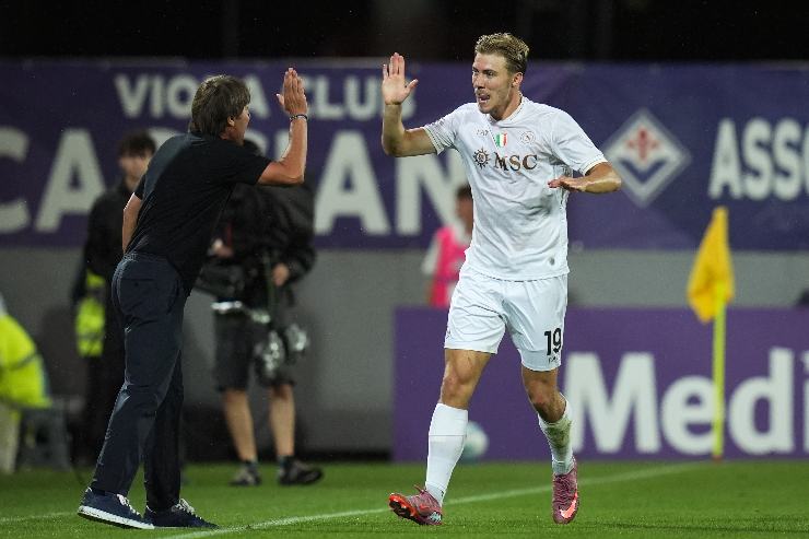 Hojlund esulta al gol con Conte