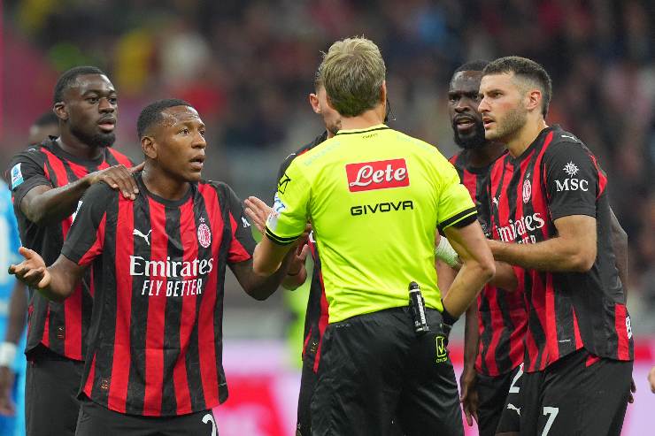 Milan protesta al rosso di Estupinan