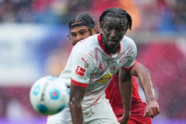 Amadou Haidara del RB Lipsia durante una partita di Bundesliga sotto la pioggia, stagione 2024/2025.