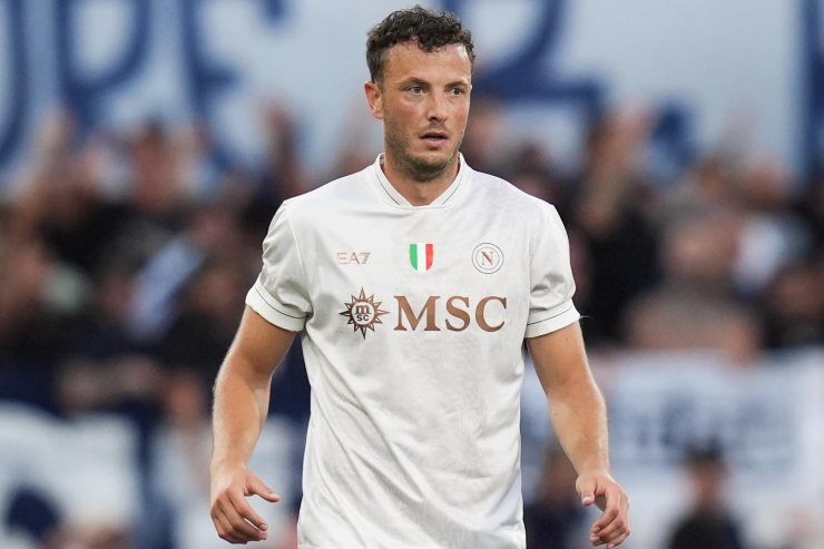 Amir Rrahmani in azione con la maglia del Napoli durante una partita di campionato al Mapei Stadium