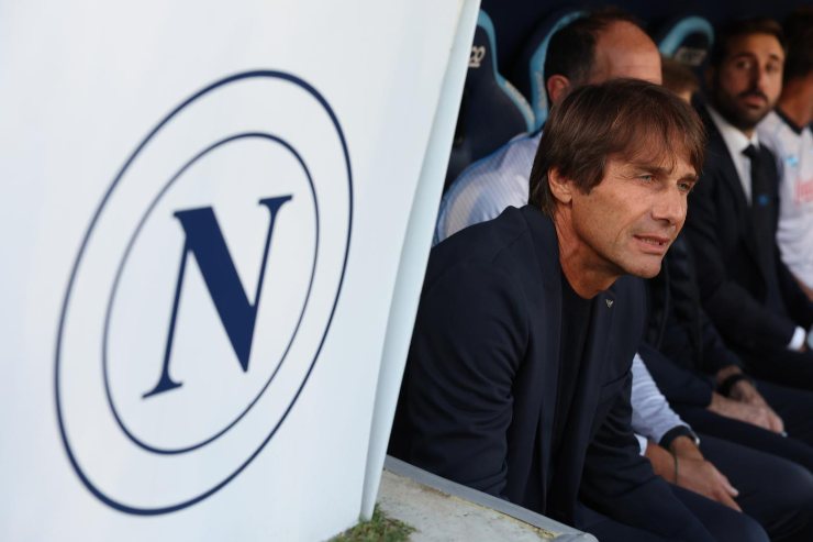 Antonio Conte seduto in panchina durante una partita del Napoli nella stagione 2025/26 di Serie A.