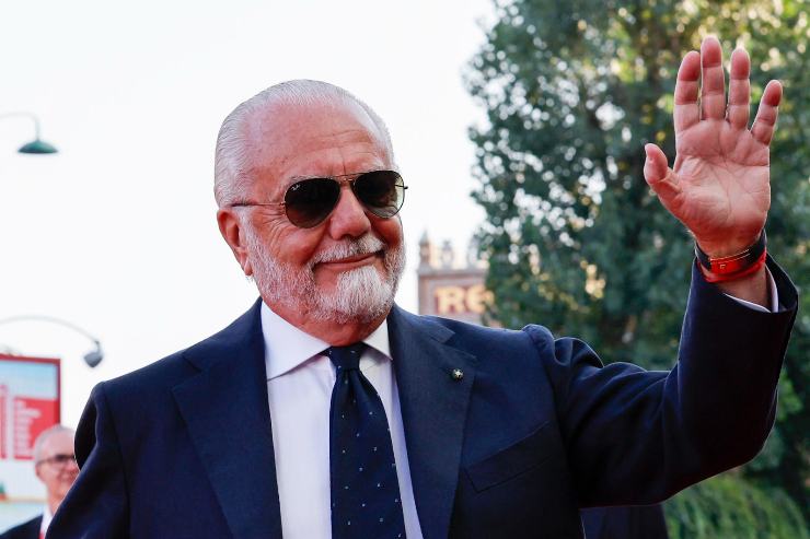 Aurelio De Laurentiis saluta il pubblico durante la Mostra del Cinema di Venezia