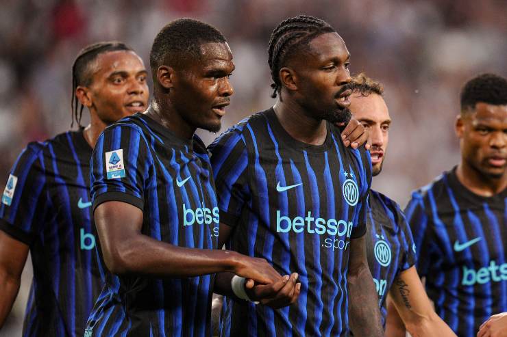 Bonny e Thuram insieme durante i festeggiamenti di un gol contro la Juventus