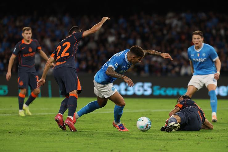Giovanni Di Lorenzo del Napoli contrastato da Henrikh Mkhitaryan dell’Inter durante un’azione di gioco allo Stadio Maradona nella Serie A 2025.