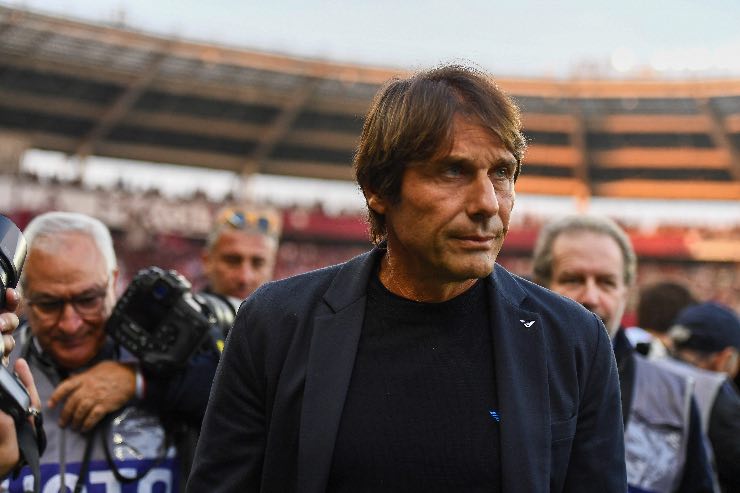 Antonio Conte fotografato mentre lascia il campo durante una partita della Serie A nel 2025.