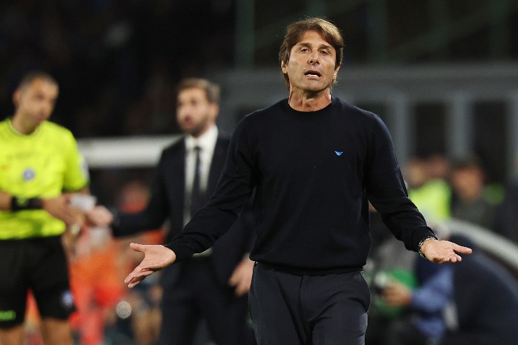 Antonio Conte, allenatore del Napoli, protesta visibilmente durante la partita contro il Milan del 22 ottobre 2025, mentre discute con l'arbitro.