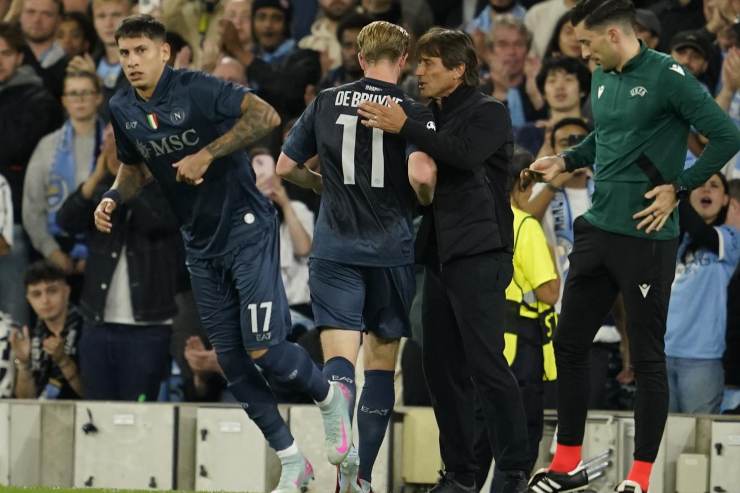 Conte parla con De Bruyne dopo la sostituzione