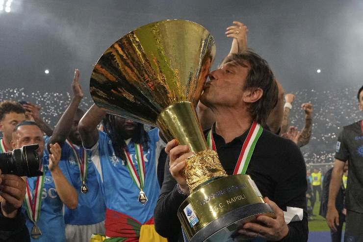 Conte bacia lo Scudetto vinto con il Napoli