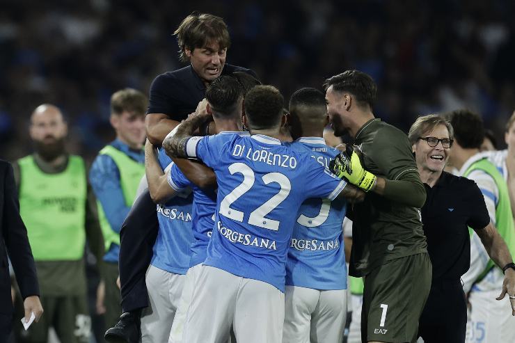 Il Napoli esulta con Conte dopo il gol