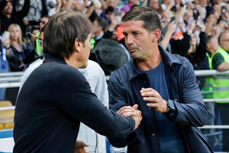 Conte e Chivu si salutano prima della sfida Parma-Napoli dello scorso campionato