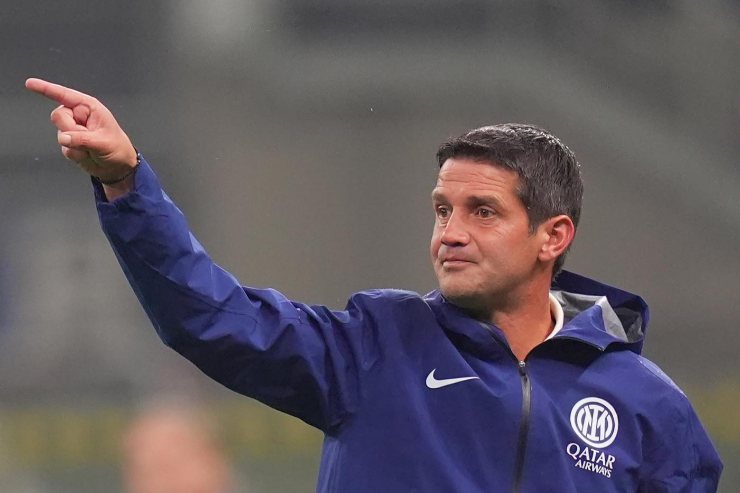 Cristian Chivu indica la direzione dalla panchina dell’Inter durante una partita di Serie A 2025.