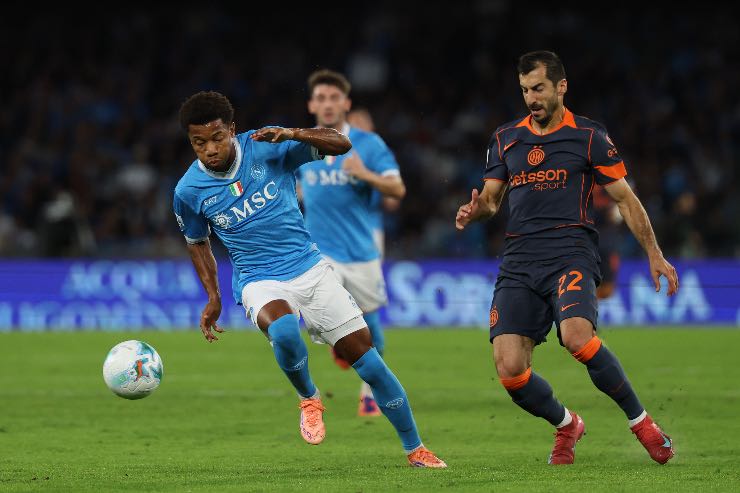 Infortunio per David Neres durante Napoli-Inter.