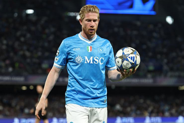 De Bruyne con il pallone della Champions 