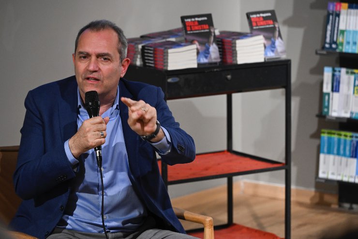 Luigi de Magistris interviene durante una presentazione a Napoli, ottobre 2025.