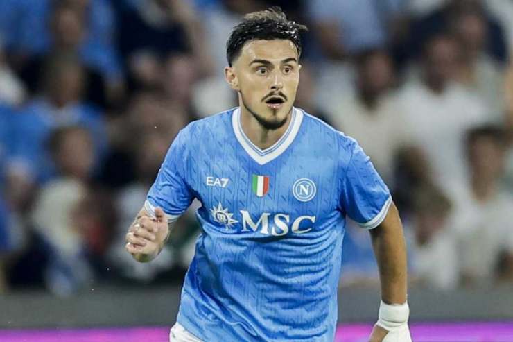 Eljif Elmas del Napoli in azione durante una partita di Serie A 2025/2026 con la maglia azzurra.