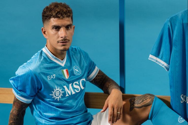 Giovanni Di Lorenzo posa con la nuova maglia del Napoli 2025-2026 nella presentazione ufficiale della divisa.