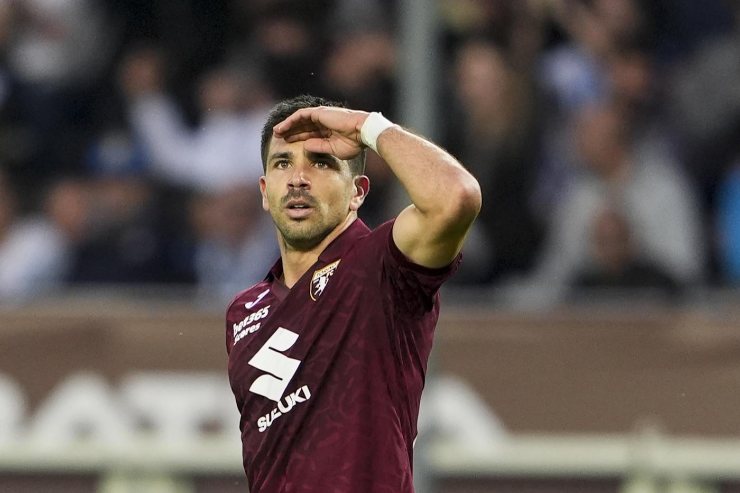 Giovanni Simeone del Torino saluta i tifosi durante una partita di Serie A, con la mano sulla fronte.