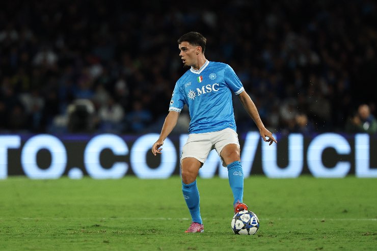 Miguel Gutiérrez in maglia del Napoli controlla il pallone durante una partita allo Stadio Diego Armando Maradona nella stagione 2025/2026.