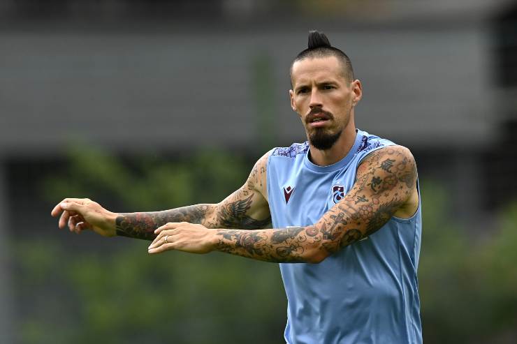 Marek Hamsik durante un allenamento estivo, in maglia azzurra, concentrato prima di una sessione di lavoro.