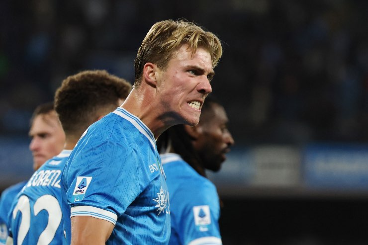 Rasmus Højlund esulta dopo un gol con la maglia del Napoli durante la Serie A 2025/2026 allo Stadio Maradona.