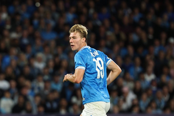 Hojlund si volta sorpreso