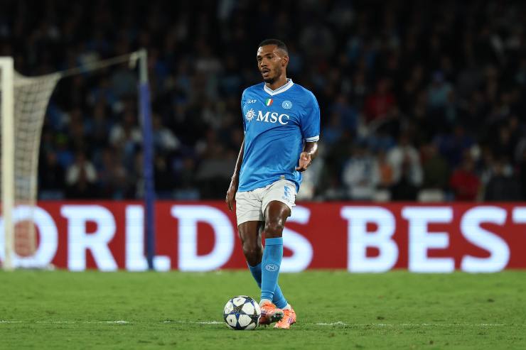 Juan Jesus in azione con la maglia del Napoli durante una partita di Serie A 2025 allo Stadio Maradona.