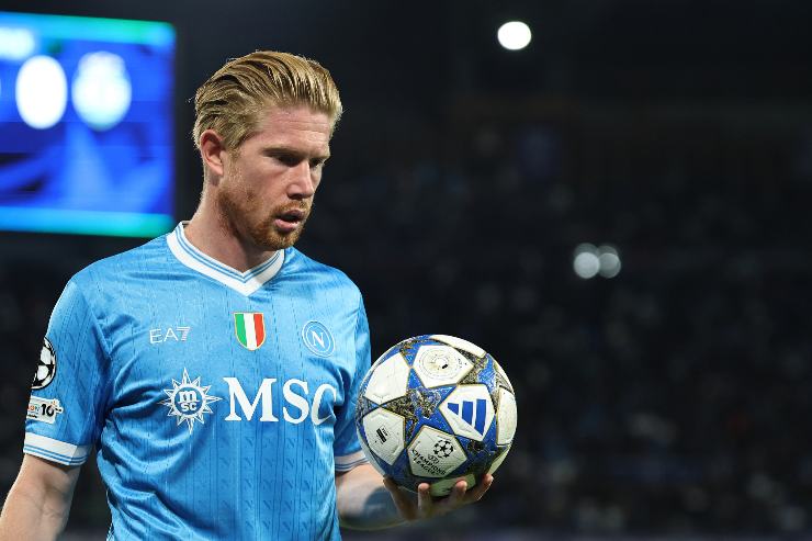 De Bruyne in campo con la maglia del Napoli