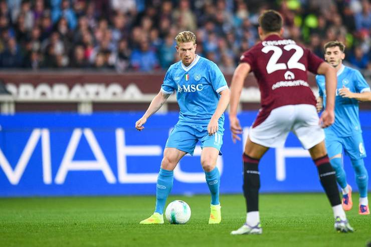 Kevin De Bruyne in maglia azzurra nella gara di Serie A 2025/2026, fuoricasa contro il Torino