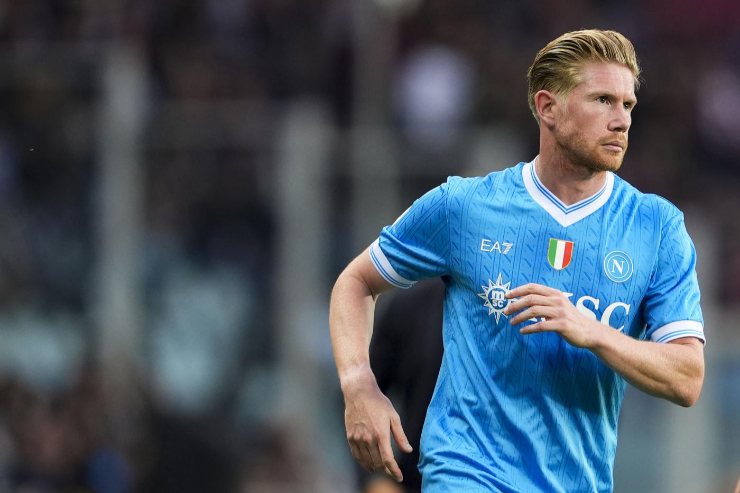 Kevin De Bruyne del Napoli in azione durante una partita, correndo sul campo con la maglia azzurra, concentrato nel gioco.