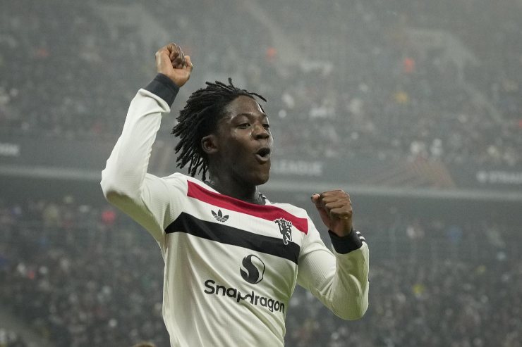 Kobbie Mainoo esulta dopo un gol con la maglia del Manchester United durante una partita della stagione 2025-2026.