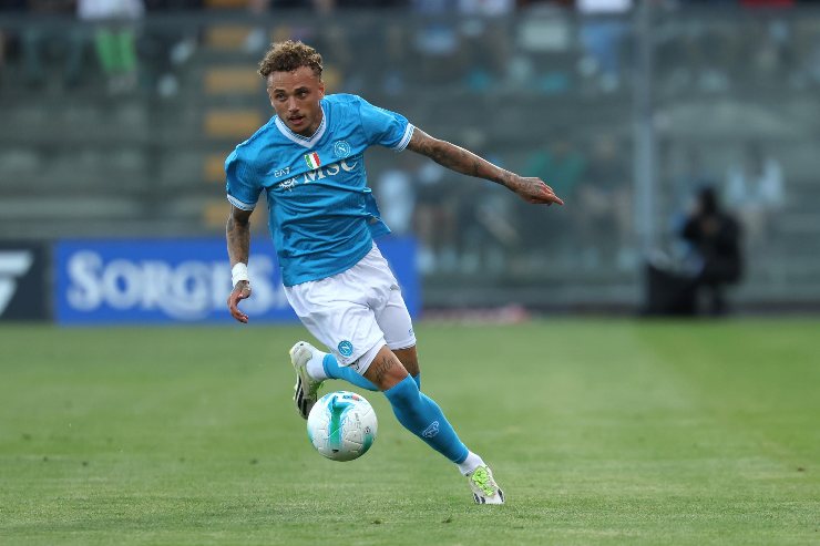 Lang insegue il pallone in corsa