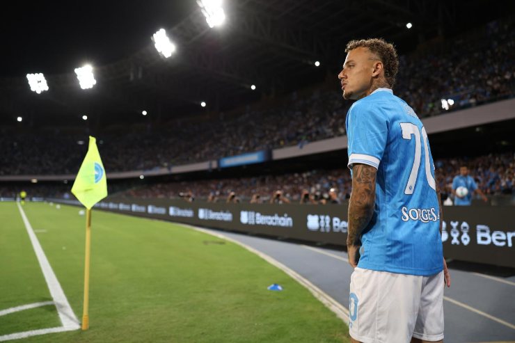 Il calciatore Noa Lang in campo con la maglia del Napoli