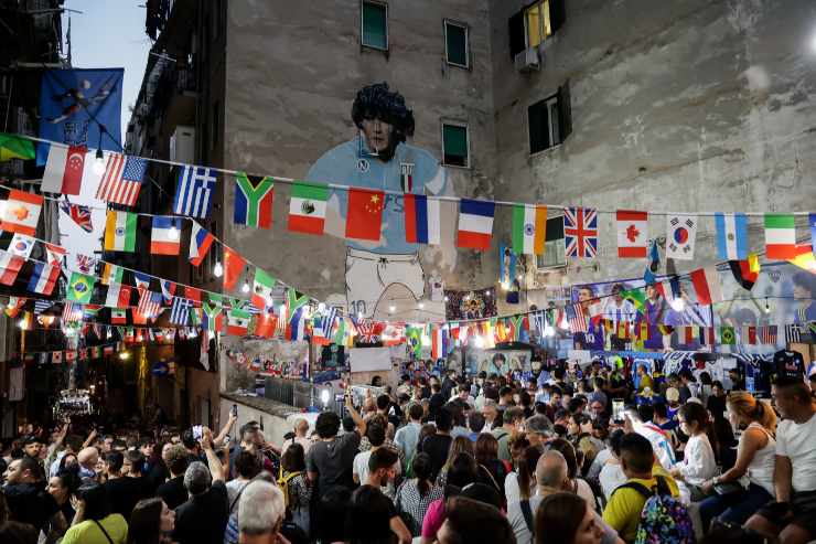 Largo Maradona, luogo turistico di Napoli, gremito di gente