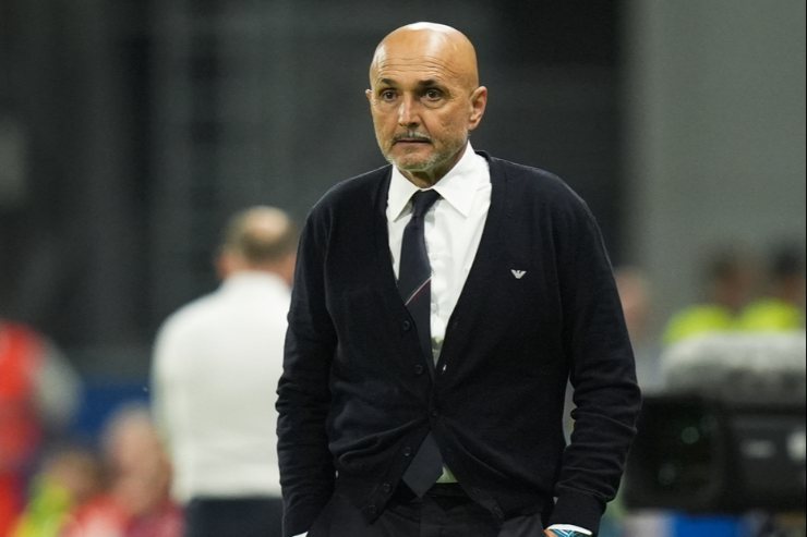 Luciano Spalletti a bordocampo durante una partita della Nazionale italiana nel 2024, in veste di commissario tecnico.