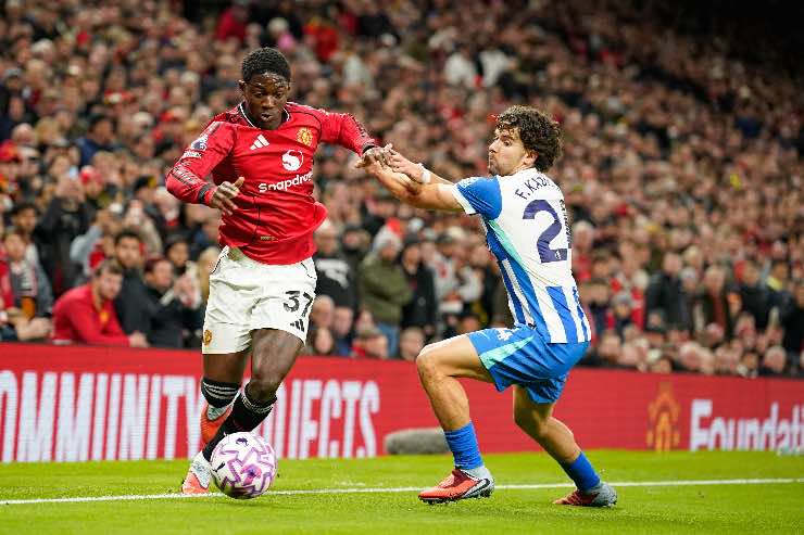 Kobbie Mainoo in azione con la maglia del Manchester United durante una partita ufficiale del 2025.