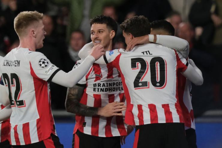 Il PSV esulta dopo il 6-2 in casa contro il Napoli